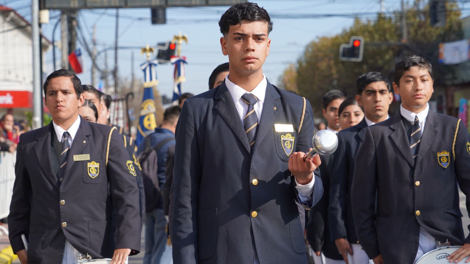 CON MOTOS, CLUBES DE PATINADORES Y AUTOS DE CARRERA, SE DESARROLLÓ EL MÁS GRANDE DESFILE NOCTURNO DE VILLA ALEMANA