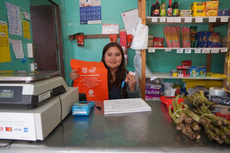 MUNICIPIO VILLALEMANINO ENTREGA ALARMAS PORTÁTILES A LOCATARIAS DE FERIA Y BARRIO COMERCIAL DE PEÑABLANCA PARA REFORZAR LA SEGURIDAD EN EL SECTOR