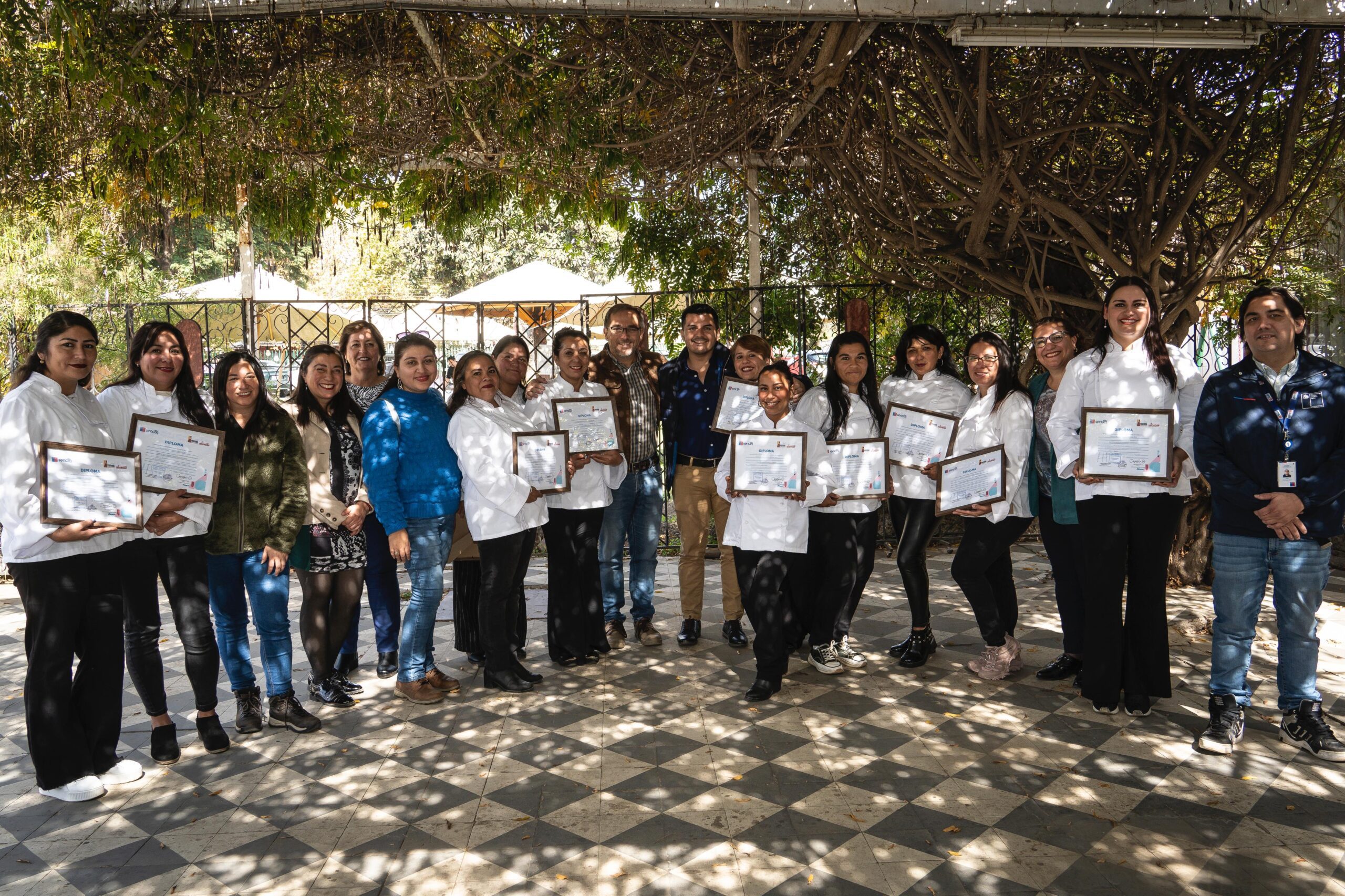 15 MUJERES JEFAS DE HOGAR DE VILLA ALEMANA SE CERTIFICAN EN CURSO DE PASTELERÍA