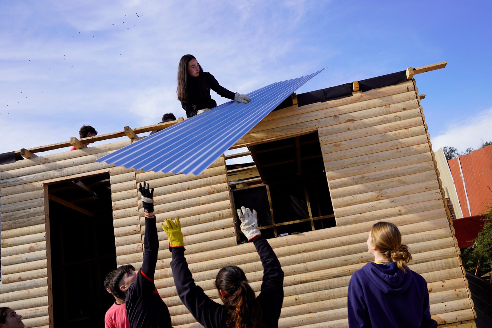 Estudiantes del Colegio Alemán de Santiago levantan viviendas de emergencia en Villa Alemana durante sus vacaciones de invierno