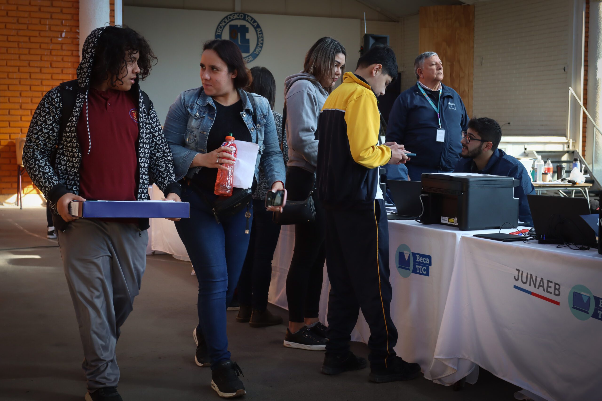 Más de 600 estudiantes de Villa Alemana recibieron computadores gracias a la Beca TIC 2025 de JUNAEB