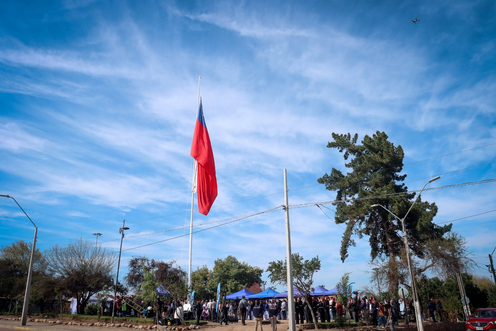 Villa Alemana parte septiembre con Izamiento de la Bandera Nacional de más de 12 metros de largo