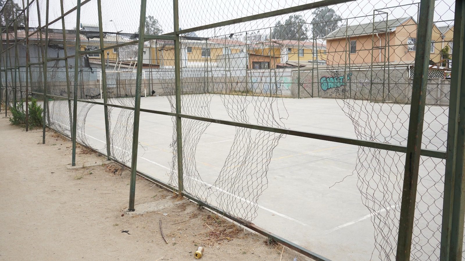 Vecinos celebran mejoramiento de la multicancha Francisco Coloane del sector Huanhualí de Villa Alemana 