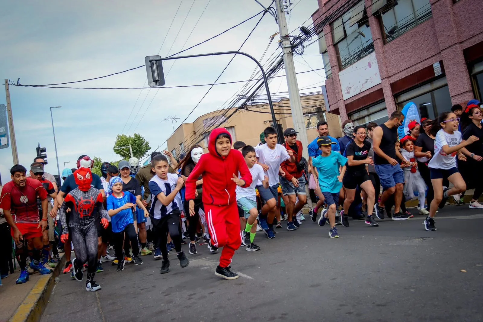 Villa Alemana vivió una noche de sustos, deporte y diversión con la Corrida del Miedo 2025