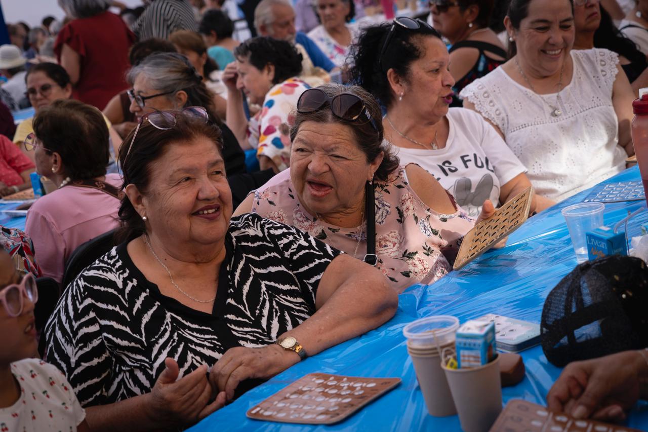 Más de mil adultos mayores disfrutaron del primer bingo municipal en el Parque Carlos Longhi Ruiz