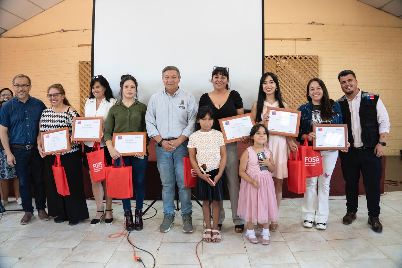 Vecinos de Villa Alemana agradecen el aporte del Programa “Emprendamos Semilla” de FOSIS para potenciar sus emprendimientos