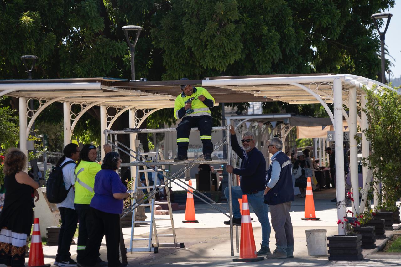 Municipalidad de Villa Alemana y emprendedoras concretan instalación de techumbres en pérgolas del Parque Cívico Belén