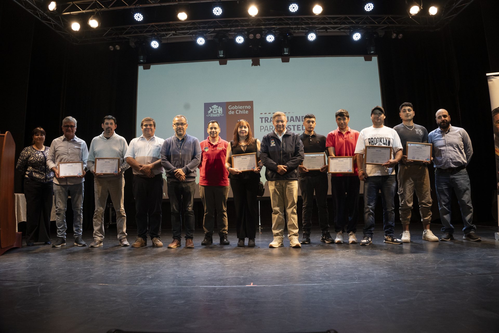 Villa Alemana certifica a 18 vecinos en inédito curso de operación de excavadora