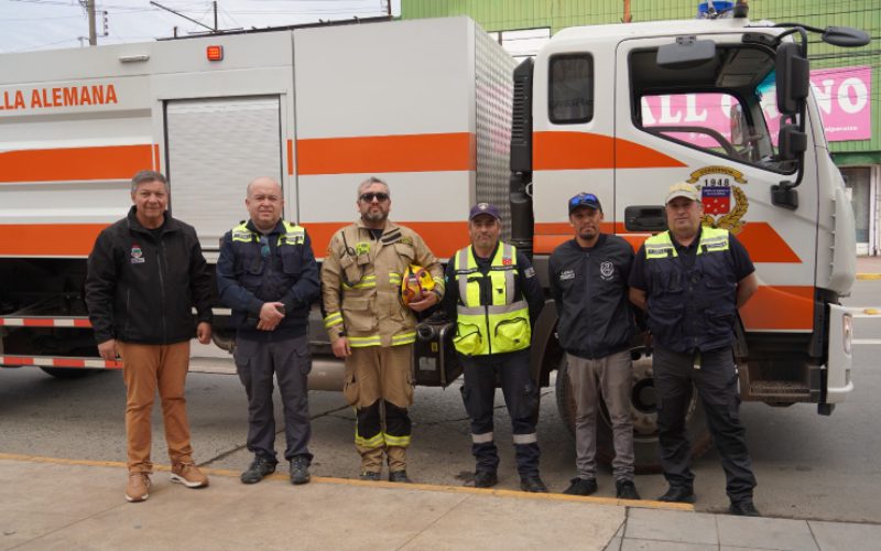 Camión cisterna de Villa Alemana junto a voluntarios del Cuerpo de Bomberos tras regresar del operativo de distribución de agua en la Región de Coquimbo.