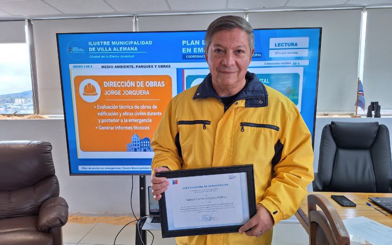 Alcalde Nelson Estay durante su certificación para aplicar la Ficha Básica de Emergencia (FIBE), destinada a fortalecer la atención de familias afectadas por emergencias en Villa Alemana.