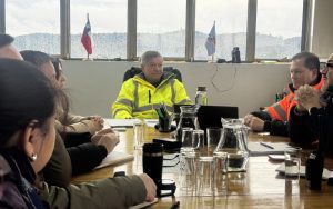 Alcalde Nelson Estay encabeza una reunión con directores municipales para coordinar el catastro de daños y las acciones de recuperación de Villa Alemana tras el primer sistema frontal.