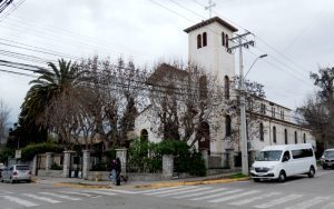 Fachada de la Parroquia San Nicolás de Bari, en el centro de Villa Alemana, lugar donde fue recuperada una cruz de bronce sustraída.