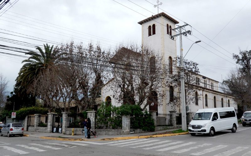 Fachada de la Parroquia San Nicolás de Bari, en el centro de Villa Alemana, lugar donde fue recuperada una cruz de bronce sustraída.