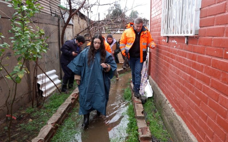 Alcalde Nelson Estay y directora nacional de la DOS, Katerine Montealegre, acompañan la aplicación de la Ficha FIBE a familias afectadas por el sistema frontal en Villa Alemana.