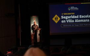 Alcalde Nelson Estay presenta el proyecto de 170 cámaras inteligentes para fortalecer la seguridad en los establecimientos educacionales durante el Primer Encuentro Comunal de Seguridad Escolar en Villa Alemana.