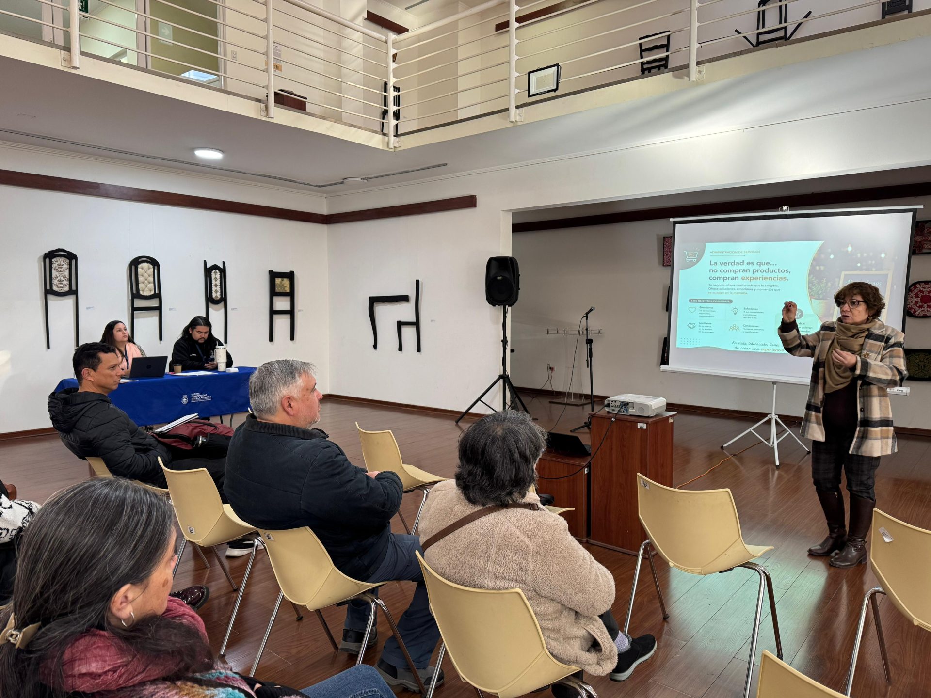 Emprendedores de Villa Alemana fortalecen sus conocimientos en administración de servicios