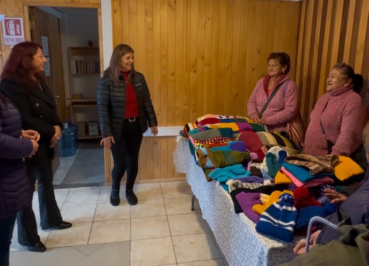 Personas mayores del Centro Diurno Nuevo Amanecer realizan donación solidaria a albergue de Villa Alemana