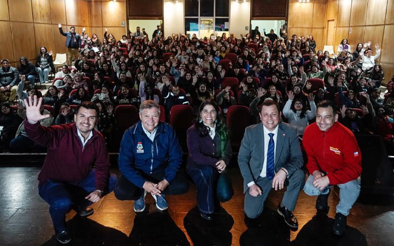 Autoridades y personas beneficiarias participan en el inicio del programa Emprendamos Semilla Seguridades y Oportunidades en Villa Alemana.