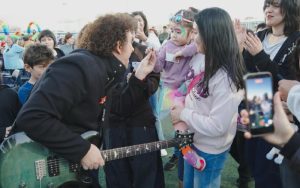Familias disfrutan la celebración del Día del Niño en el Estadio Ítalo Composto de Villa Alemana.