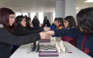 Ajedrecistas escolares de Villa Alemana participan en torneo provincial de los Juegos Deportivos Escolares.