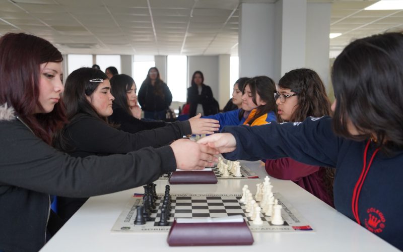 Ajedrecistas escolares de Villa Alemana participan en torneo provincial de los Juegos Deportivos Escolares.