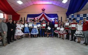 Competidores del Campeonato Comunal de Cueca del Adulto Mayor junto a autoridades municipales de Villa Alemana.