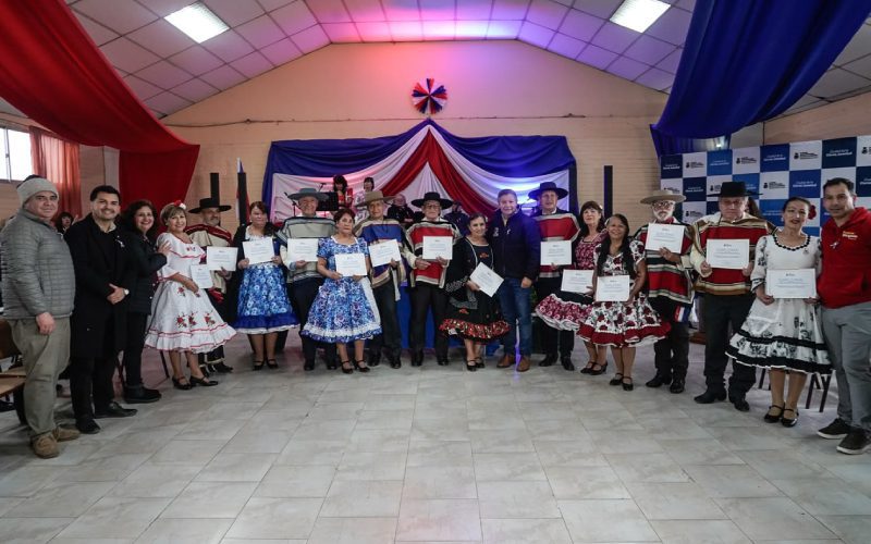Competidores del Campeonato Comunal de Cueca del Adulto Mayor junto a autoridades municipales de Villa Alemana.