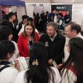 Autoridades conversan con estudiantes durante la Feria Vocacional, Capacitación y Empleo de Villa Alemana.