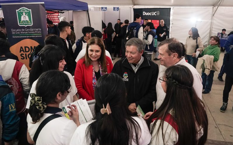 Autoridades conversan con estudiantes durante la Feria Vocacional, Capacitación y Empleo de Villa Alemana.