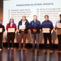 Autoridades junto a participantes certificados en cursos de formación de árbitros y monitores de fútbol infantil en Villa Alemana.