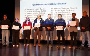 Autoridades junto a participantes certificados en cursos de formación de árbitros y monitores de fútbol infantil en Villa Alemana.