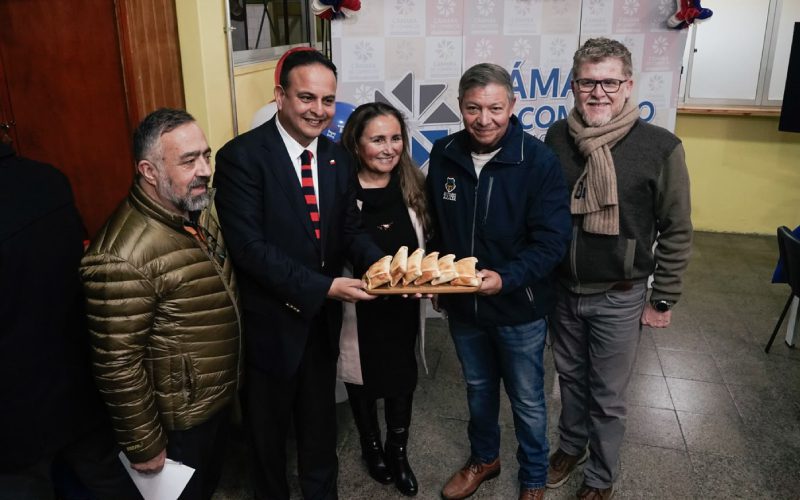 Alcalde Nelson Estay y autoridades durante el lanzamiento del concurso La Mejor Empanada de Pino de Villa Alemana.