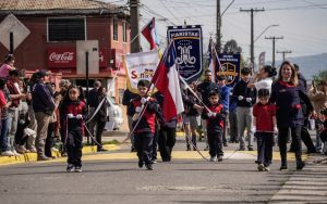 Vecinos, estudiantes e instituciones participan en desfile por el natalicio de Bernardo O’Higgins en el sector El Peumo de Villa Alemana.