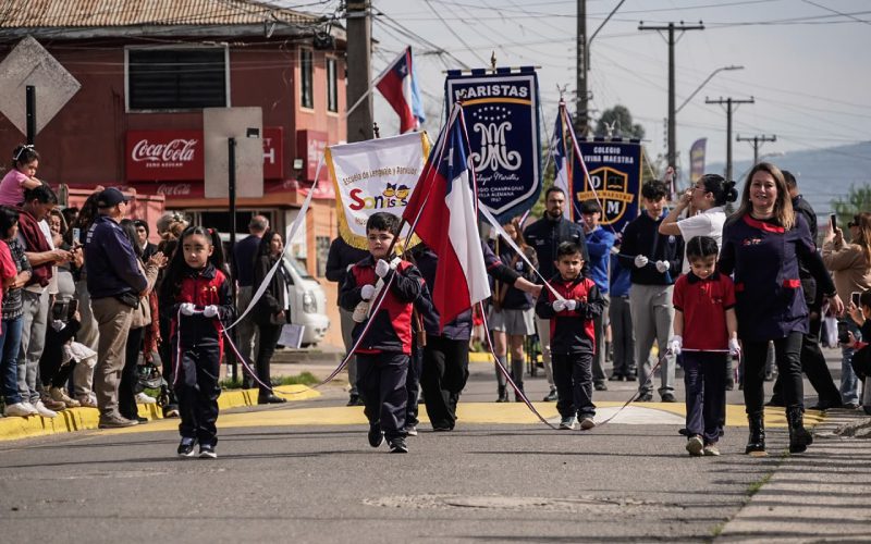Vecinos, estudiantes e instituciones participan en desfile por el natalicio de Bernardo O’Higgins en el sector El Peumo de Villa Alemana.
