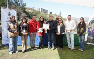 Autoridades municipales y de la Seremi de Medio Ambiente durante reconocimiento al Plan de Acción Comunal de Cambio Climático de Villa Alemana.