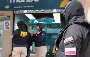 Funcionarios municipales y policías participan en operativo de seguridad en Villa Alemana.