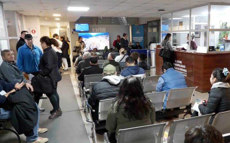 Vecinos realizan trámites durante la jornada de Atención Nocturna Municipal en el edificio consistorial de Villa Alemana.