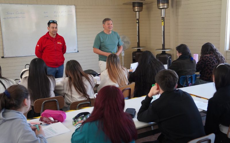 Estudiantes del Preuniversitario Municipal de Villa Alemana durante su primera jornada de clases.