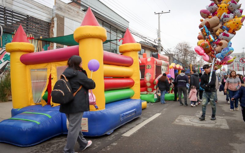 Niños y familias participan en actividad infantil en Villa Alemana