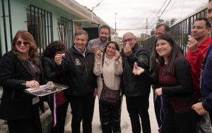 Alcalde Nelson Estay y gobernador regional Rodrigo Mundaca posan junto a vecinos de Villa Alemana.