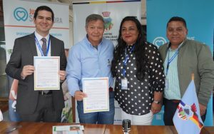 Autoridades durante la incorporación de Villa Alemana a la plataforma SirveAhora.org.
