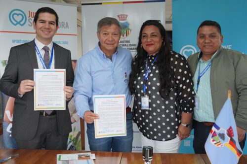 Autoridades durante la incorporación de Villa Alemana a la plataforma SirveAhora.org.