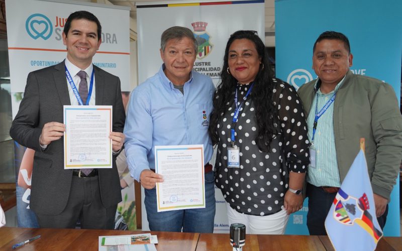 Autoridades durante la incorporación de Villa Alemana a la plataforma SirveAhora.org.