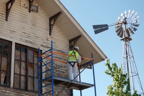 Trabajos de pintado de las casetas ferroviarias de la estación Villa Alemana.