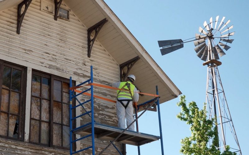 Trabajos de pintado de las casetas ferroviarias de la estación Villa Alemana.
