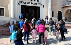 Vecinos ingresan al Teatro Municipal Pompeya de Villa Alemana