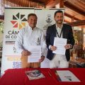 Alcalde Nelson Estay y Álvaro Braüchi, presidente de la Cámara de Comercio de Villa Alemana y Peñablanca, durante la firma para crear la Mesa Comunal de Turismo.
