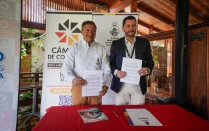 Alcalde Nelson Estay y Álvaro Braüchi, presidente de la Cámara de Comercio de Villa Alemana y Peñablanca, durante la firma para crear la Mesa Comunal de Turismo.
