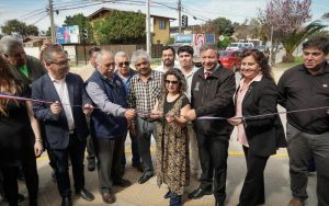 Autoridades y vecinos realizan el corte de cinta durante la inauguración de la semaforización en Ignacio Carrera Pinto con Madrid, Villa Alemana.