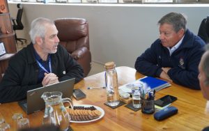 Alcalde Nelson Estay junto al gerente general de EFE Valparaíso, Miguel Saavedra, durante una reunión sobre mejoras en los entornos de las estaciones Villa Alemana y Peñablanca.